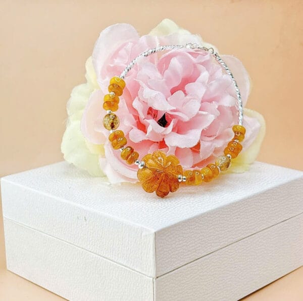 Vòng tay cẩm thạch huyết bánh xe mix cỏ 4 lá tóc vàng Le'Mare Jewelry – Gợi ý món quà độc đáo và ý nghĩa dành tặng người phụ nữ trân quý trong các dịp kỷ niệm, ngày lễ 20/10, 8/3... - Ảnh 2