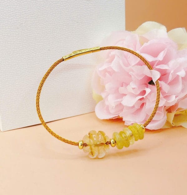 Vòng tay dây cáp bánh xe mix cỏ 4 lá thạch anh tóc vàng Le'Mare Jewelry – Gợi ý món quà độc đáo và ý nghĩa dành tặng người phụ nữ trân quý trong các dịp kỷ niệm, ngày lễ 20/10, 8/3... - Ảnh 3