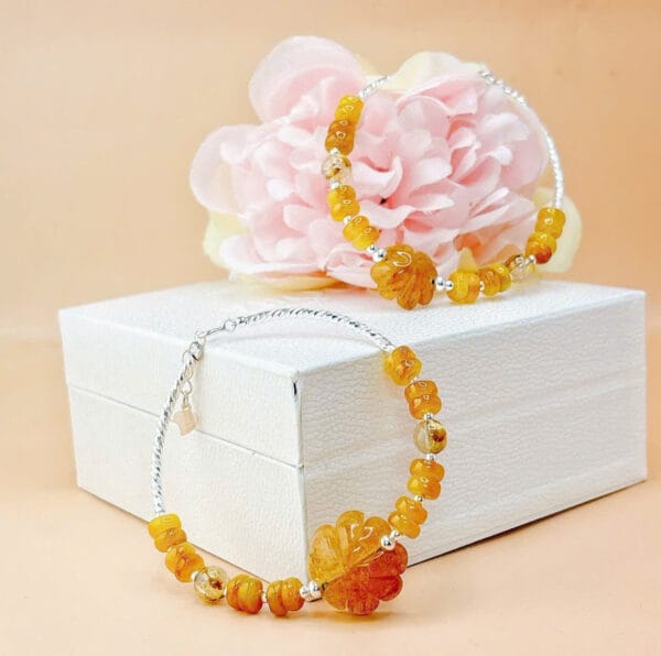 Vòng tay cẩm thạch huyết bánh xe mix cỏ 4 lá tóc vàng Le'Mare Jewelry – Gợi ý món quà độc đáo và ý nghĩa dành tặng người phụ nữ trân quý trong các dịp kỷ niệm, ngày lễ 20/10, 8/3... - Ảnh 3