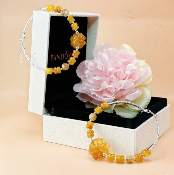 Vòng tay cẩm thạch huyết bánh xe mix cỏ 4 lá tóc vàng Le'Mare Jewelry – Gợi ý món quà độc đáo và ý nghĩa dành tặng người phụ nữ trân quý trong các dịp kỷ niệm, ngày lễ 20/10, 8/3...