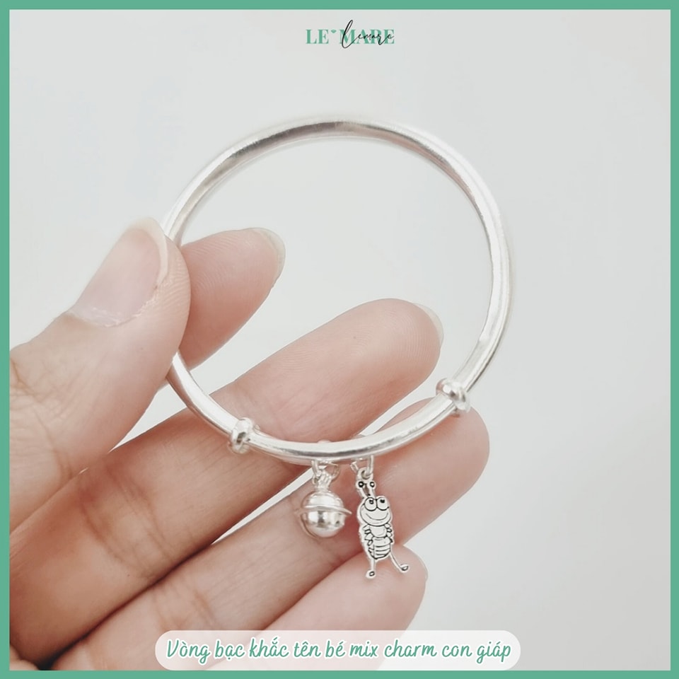 Lắc bạc cho bé – Món quà khởi đầu cho một hành trình an lành Dù bé vừa chào đời hay đã bi bô tập nói, lắc bạc luôn có đủ size theo từng độ tuổi hoặc cân nặng, để mỗi cử động đều êm ái, thoải mái, như không hề có sự hiện diện của trang sức – mà chỉ có sự nâng niu.