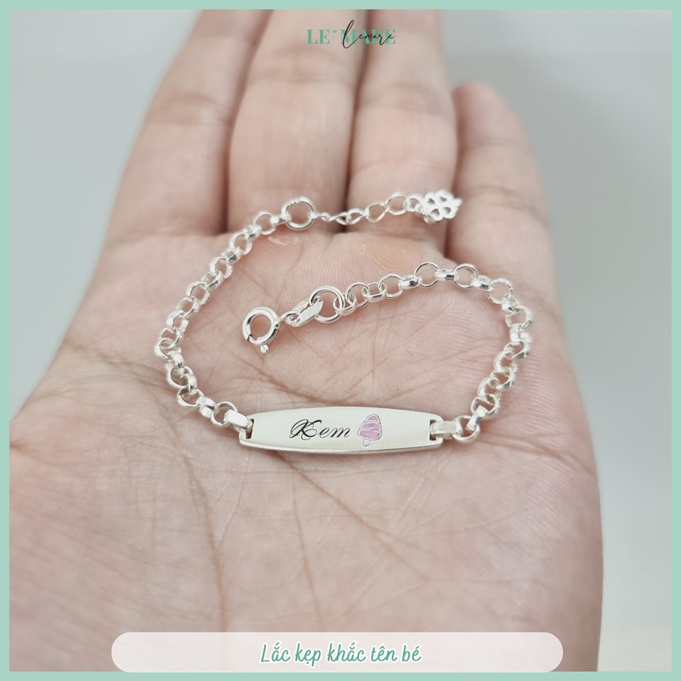 Lắc bạc cho bé – Món quà khởi đầu cho một hành trình an lành Lắc bạc cho bé – Món quà khởi đầu cho một hành trình an lànhGiữa những điều kỳ diệu mà cuộc sống ban tặng, chẳng điều gì thuần khiết hơn nụ cười của một thiên thần bé nhỏ. Và trong hành trình đầu đời ấy, một chiếc lắc bạc ta S999 như lời chúc lành, như một dấu ấn đầu tiên gửi gắm yêu thương từ vòng tay gia đình.