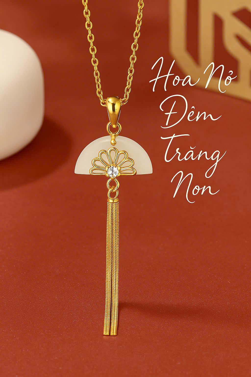 Dây chuyền ngọc bích bán nguyệt – ánh trăng vàng rót lên cánh hoa nở muộn. Một thiết kế thanh khiết, dịu dàng và đầy chất thơ từ Le'Mare.