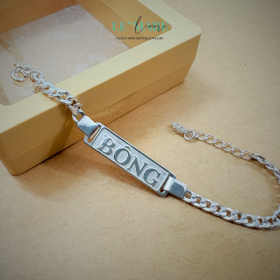 Lắc bạc cho bé – Món quà khởi đầu cho một hành trình an lành Không chỉ là món quà đầu đời, lắc bạc ta còn có thể đồng hành cùng bé qua từng cột mốc, và khi được chăm sóc đúng cách hoặc đánh bóng (như chính sách 24 tháng của LMJ), chiếc lắc ấy sẽ luôn sáng như mới, lưu giữ trọn vẹn những ký ức đầu tiên.