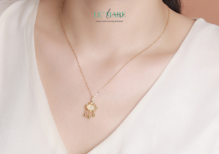 Dây Chuyền Ngọc Bích Vân Linh – Nơi ngọc bích chạm đến linh hồn mây trời BNDC02 Không quá cầu kỳ, nhưng Vân Linh mang đủ vẻ thanh lịch để trở thành món quà tặng cao cấp – dành cho những dịp đặc biệt, hoặc đơn giản là một ngày bạn muốn ai đó cảm thấy mình thật quan trọng.
