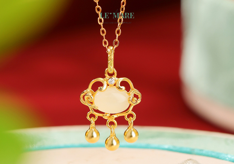 Dây Chuyền Ngọc Bích Vân Linh – Nơi ngọc bích chạm đến linh hồn mây trời BNDC02 Đeo dây chuyền ngọc bích nữ Vân Linh, người phụ nữ như được nâng niu bởi mây – nhẹ nhàng mà đầy che chở. Vẻ đẹp ấy không ồn ào, không rực rỡ, nhưng mang sức mạnh âm thầm chạm đến cảm xúc. Đó là vẻ đẹp khiến người khác phải ngoái nhìn – không vì sự chói lọi, mà vì khí chất lặng lẽ nhưng nổi bật.