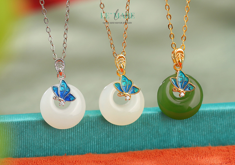Thiết kế của Gieo Sắc Hoa là sự giao thoa giữa tạo hóa và cảm xúc. Viên ngọc bích được mài tròn, thả vào giữa cánh hoa cách điệu, nơi một chú bướm nhỏ đang đậu khẽ như vừa từ giấc mơ bay về. Tất cả được kết tinh trong chất liệu tinh xảo, làm nổi bật vẻ yêu kiều và duyên thầm của người đeo.