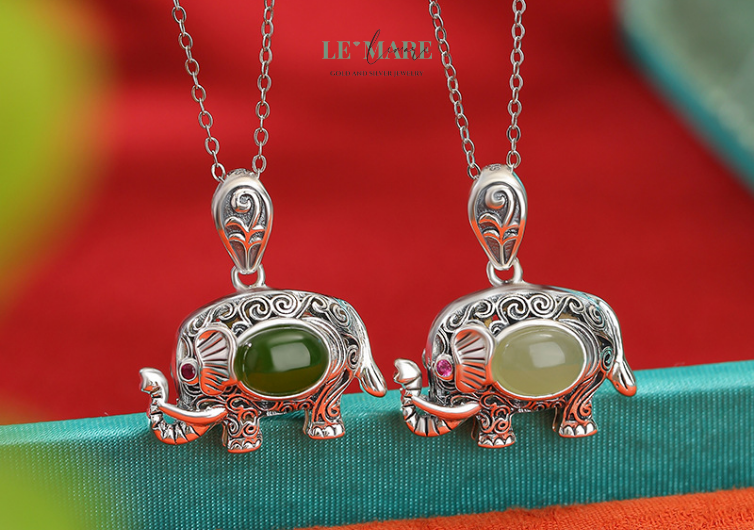 Trong thế giới trang sức, mỗi thiết kế là một câu chuyện, mỗi chất liệu là một tâm hồn. Và khi viên ngọc bích xanh mát kết hợp cùng hình tượng con voi hiền hòa và mạnh mẽ, ta có được Ngọc Tượng – một món trang sức không chỉ đẹp ở vẻ ngoài mà còn sâu sắc trong ý nghĩa.Dây chuyền ngọc bích nữ "Ngọc Tượng" là hiện thân của sức mạnh tinh thần, lòng kiên định và trí tuệ bền bỉ – những giá trị luôn lặng lẽ tỏa sáng trong trái tim người phụ nữ.