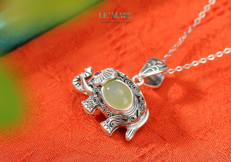 Dây chuyền ngọc bích nữ "Ngọc Tượng" được chế tác từ ngọc bích thiên nhiên chọn lọc, mỗi đường cắt đều giữ nguyên sự tinh khiết, mềm mại vốn có của đá. Khi ngọc bích ôm lấy hình tượng voi, đó là khi sức mạnh thể chất và nội tâm hòa quyện làm một – nhẹ nhàng mà đầy quyền lực.