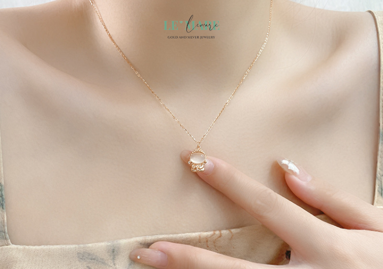 Dây Chuyền Bạc Ngọc Hoà Điền – Phật Trong Tâm là sự giao hòa tuyệt vời giữa vẻ đẹp tinh tế và chiều sâu tâm hồn.