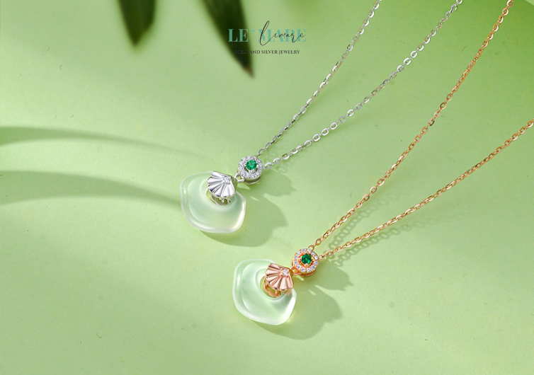 Lấy cảm hứng từ chiếc quạt tay – vật bất ly thân của các tiểu thư quyền quý phương Đông xưa, kết hợp cùng ngọc bích – biểu tượng của vĩnh cửu và phẩm hạnh, “Ngọc Phiến” không đơn thuần là một chiếc dây chuyền nữ, mà là lời tuyên ngôn đầy tinh tế về khí chất người phụ nữ hiện đại: đằm thắm, sâu sắc và đầy nội lực.
