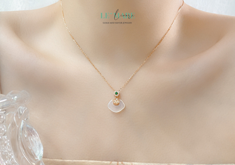 Chiếc quạt: đại diện cho sự nhã nhặn, duyên dáng – nét đẹp cổ điển bất biến giữa dòng chảy hiện đại.Ngọc bích: biểu tượng của nhân cách, sự bảo hộ và thịnh vượng. Tổng thể: hiện thân của sự giao hòa giữa vẻ đẹp bên ngoài và phẩm giá bên trong – như chính người phụ nữ bạn yêu thương.