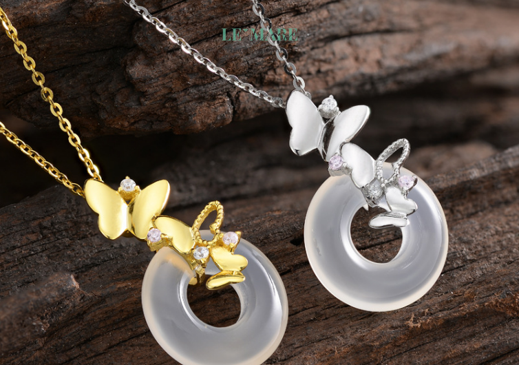 Giữa muôn vàn vẻ đẹp mà thiên nhiên ban tặng, có lẽ chẳng hình ảnh nào gợi nên sự mong manh, nhẹ nhàng mà vẫn đầy cuốn hút như cánh bướm khẽ đậu trên đóa hoa trong nắng sớm. Lấy cảm hứng từ khoảnh khắc tinh tế ấy, "Ngọc Điệp" – mẫu dây chuyền ngọc bích nữ – ra đời như một bản hoà ca giữa sự thanh cao của ngọc bích và nét dịu dàng, duyên dáng của bướm đang đậu.