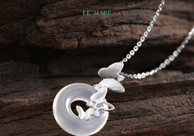 Khi kết hợp cùng hình ảnh bướm đang đậu, viên ngọc ấy không còn đơn thuần là vật quý mà trở thành tâm điểm của một khung cảnh đầy thi vị: một nốt nhạc lặng trong bản giao hưởng mùa xuân, một ánh nhìn yên ấm giữa đời vội vã.