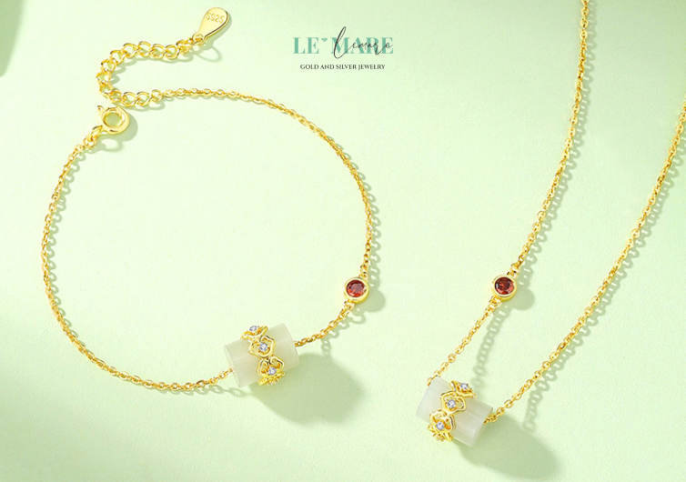 Tên gọi Trụ Tâm không chỉ là một cái tên, mà là một lời nhắc. Rằng người phụ nữ – dù là mẹ, là vợ, là người yêu hay là chính bản thân mình – đều là “trụ cột” của gia đình, của tình yêu, và của chính cuộc sống.Không ồn ào hay rực rỡ, Trụ Tâm chọn cách xuất hiện như một cột mốc tinh thần, như một chốn tựa an yên. Mặt dây trụ ngọc được đỡ bởi sợi bạc mềm mại nhưng chắc chắn – như bàn tay nâng niu, như lời khích lệ thầm thì: “Em có thể.”
