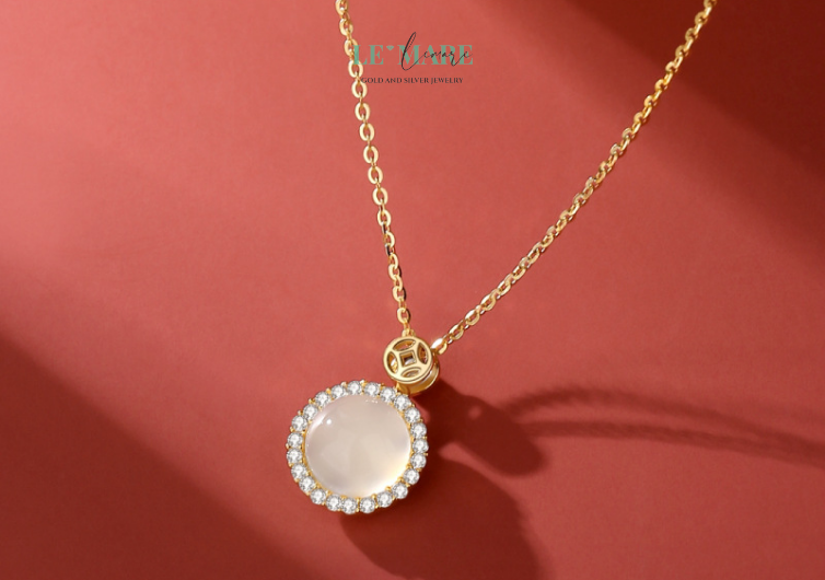 Có những món trang sức không chỉ để đeo, mà để cảm. Dây chuyền ngọc bích nữ Solaries là một món quà như vậy – như giọt nắng dịu dàng nằm gọn nơi cổ, sưởi ấm cả ngày dài và gợi nhắc người phụ nữ về thứ ánh sáng chỉ họ mới mang được: ánh sáng của yêu thương, tự tin và rực rỡ nội tâm.