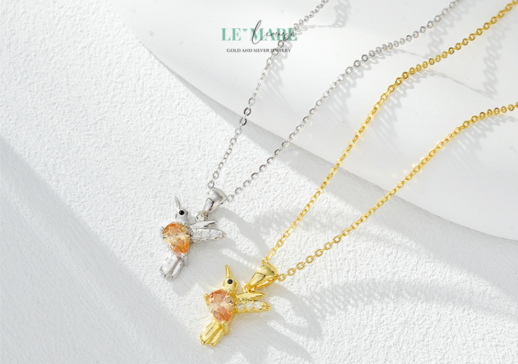 Ngọc Nhạn khắc họa lại chính hình ảnh ấy – một thiết kế mảnh mai nhưng vững vàng, với dáng cánh chim nhạn uốn cong dịu dàng ôm lấy viên ngọc bích tròn sâu thẳm, như thể nâng niu, gìn giữ một điều thiêng liêng không thể gọi thành tên.