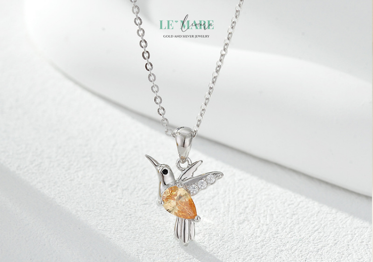 Dây chuyền ngọc bích nữ Ngọc Nhạn chọn loại ngọc có độ trong tự nhiên, sắc xanh không quá đậm – vừa đủ để tạo chiều sâu, nhưng vẫn giữ được nét mềm mại, nhẹ nhàng trên làn da. Chính viên ngọc ấy là “trái tim” được cánh chim nhạn ôm ấp, như gói trọn sự gắn bó, vẹn toàn và niềm tin không phai.