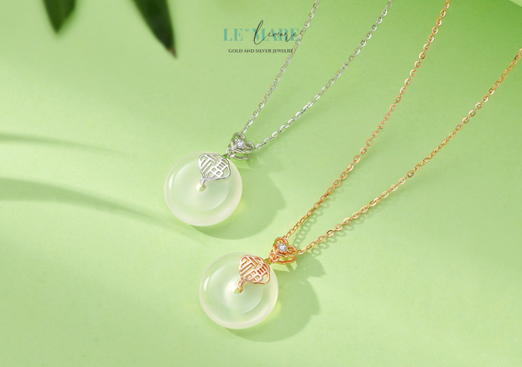 Trong tiếng gió xuân phơi phới và màu trời chớm rạng, có những điều nhỏ bé nhưng mang theo cả một trời hy vọng. Một lời chúc, một cành hoa, một món quà – đôi khi đủ sức trở thành điềm lành mở lối cho một năm hanh thông, một đời viên mãn. Từ những ý niệm ấy, "Vượng Cát" – chiếc dây chuyền ngọc bích nữ ra đời như một tín vật dịu dàng, mang theo phúc – lộc – thịnh – vượng, chạm nhẹ vào cổ tay áo mà lặng thầm nở rộ trong tim.