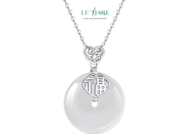 Trên nền bạc 925 ánh lên vẻ tinh khôi, viên ngọc bích như ngưng tụ cả bầu trời mùa xuân: ấm áp, trong lành và tràn đầy sinh khí. Đó là loại trang sức không chỉ để đeo – mà để cảm nhận, để gìn giữ, và để truyền lại như một lá bùa nhẹ nhàng bảo vệ hạnh phúc.