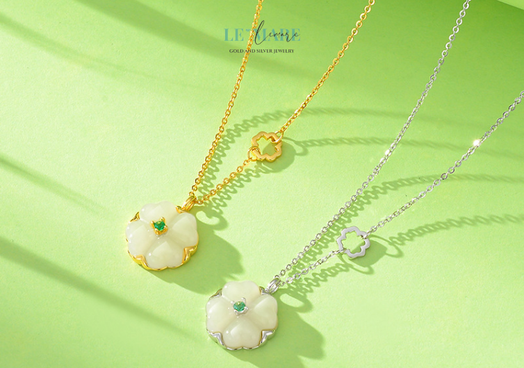 Trong những khoảnh khắc ngẫu nhiên nhất, may mắn ghé ngang như một cơn gió dịu. Có thể là một ánh nhìn dịu dàng, một vòng tay đúng lúc, hay một món quà nhỏ nhưng mang ý nghĩa lớn lao. Luckette – dây chuyền ngọc bích nữ mang hình ảnh cỏ bốn lá chính là món quà ấy: nhỏ xinh, thanh thoát nhưng đủ khiến trái tim thổn thức.