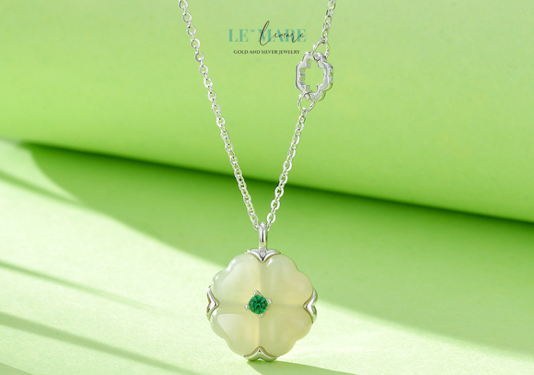 Luckette không chỉ lấy cảm hứng từ cỏ bốn lá, mà còn đưa biểu tượng ấy vào trái tim của thiết kế. Mặt dây chuyền là một khung bạc tinh xảo ôm lấy viên ngọc bích xanh tròn, được điểm xuyết bằng họa tiết cỏ bốn lá uốn lượn. Mỗi đường nét mềm mại như một cái chạm nhẹ của may mắn lên làn da.