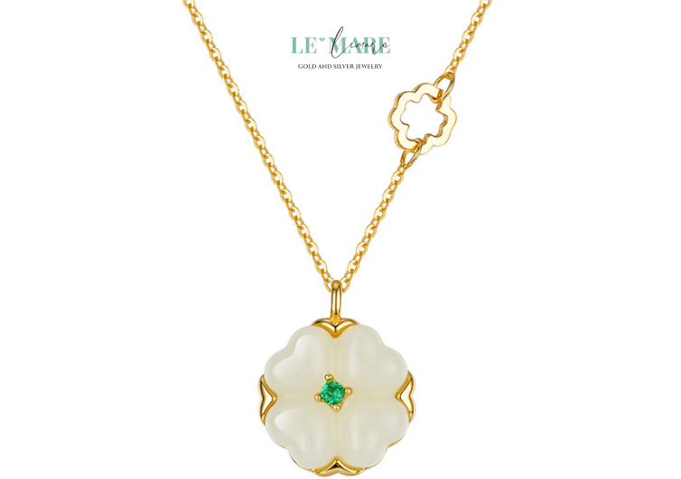 Giữa muôn vàn loại đá quý, ngọc bích luôn giữ một vị trí đặc biệt trong lòng người yêu cái đẹp mang chiều sâu. Không chỉ sở hữu màu xanh dịu đầy cuốn hút, ngọc bích còn được xem là viên đá của sự bình an, giúp thanh lọc tâm trí và hút về những điều lành.Trong Luckette, viên ngọc bích được chọn lọc kỹ lưỡng cả về màu sắc lẫn năng lượng – không quá đậm, không quá nhạt, mà vừa đủ để khiến ánh mắt dừng lại và tâm hồn dịu xuống.