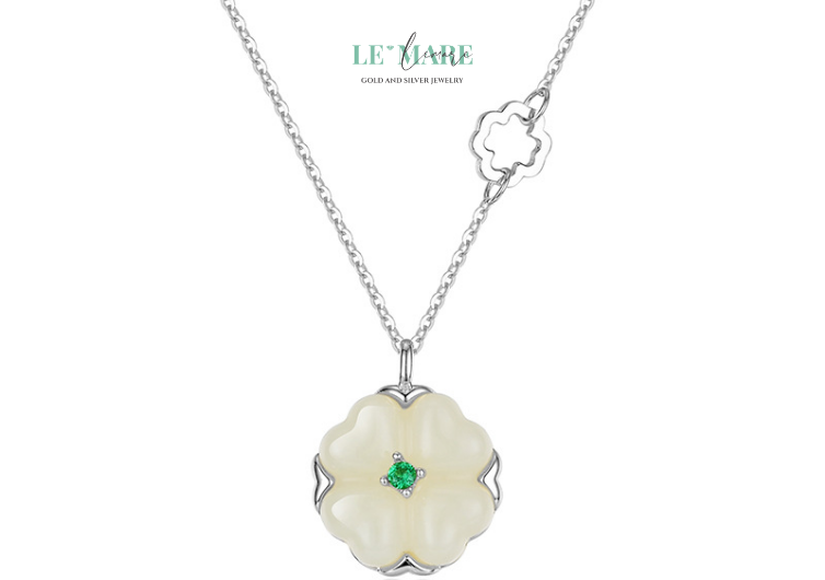 Không rực rỡ như kim cương, không lấp lánh như đá màu, Luckette chọn cách tỏa sáng một cách nhẹ nhàng: bằng sự thanh thoát, bằng cảm giác an yên mà nó mang lại. Thiết kế không quá cầu kỳ, nhưng từng đường cong, từng chi tiết bạc nhỏ đều được chăm chút như một bản nhạc êm – dịu mà đọng lại.Dây chuyền nữ Luckette không chỉ là món trang sức đeo lên cổ, mà là món quà đeo gần tim – nơi giữ những lời chúc lành và những niềm tin dịu dàng nhất.