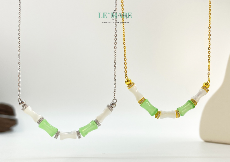 Giữa thế giới của vạn hình trang sức, có những thiết kế không cần quá rực rỡ vẫn đủ sức khiến người ta dừng lại. "Vân Trúc" – chiếc dây chuyền ngọc bích nữ mang hình ảnh mây trôi vờn bên thân trúc – là lời thì thầm của thiên nhiên dành tặng người phụ nữ có tâm hồn an tĩnh và khí chất dịu dàng.