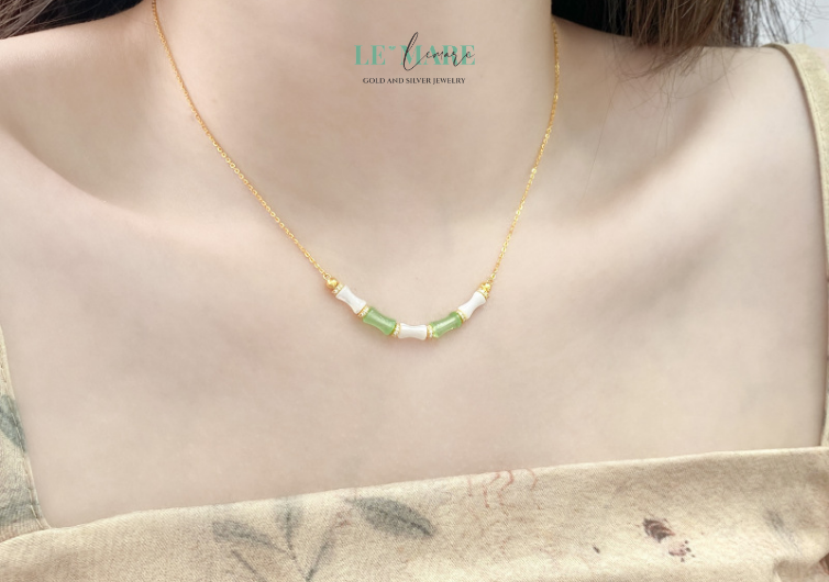 🎁 Quà tặng mẹ – như lời biết ơn cho sự bao dung, lòng nhẫn nại và tấm lòng rộng mở như trời mây🎁 Quà tặng vợ – dịu dàng, thanh nhã như chính người bạn đời luôn đứng sau bạn

🎁 Quà tặng bạn gái, người yêu – một món quà thay cho lời yêu dịu êm, thay cho mong ước bình yên dài lâu

🎁 Quà tặng cao cấp – thiết kế tinh tế, chất liệu bạc cao cấp và ngọc bích tự nhiên, xứng đáng với những người phụ nữ mà bạn thật lòng trân quý