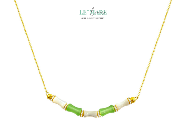 Không rực rỡ như kim cương, không lấp lánh như pha lê, ngọc bích mang vẻ đẹp âm trầm và sâu lắng. Màu xanh của ngọc gợi liên tưởng đến sự sống, đến thiên nhiên nguyên bản – và cả sự an lành trong tâm trí.Dây chuyền ngọc bích nữ Vân Trúc không chỉ là một món đồ trang sức. Nó như vật dẫn truyền năng lượng dịu nhẹ, giúp người đeo cảm thấy bình tâm giữa guồng quay cuộc sống. Một làn mây mỏng trôi qua, một nhành trúc lay động trong gió – vẻ đẹp tinh khôi ấy được gói trọn trong chiếc dây chuyền thanh tú này.