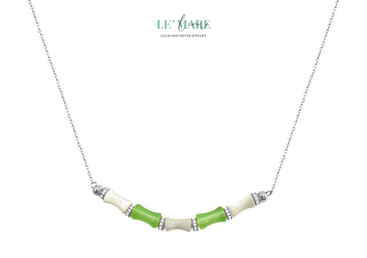 Không cần những chi tiết phức tạp hay sắc màu rực rỡ, Vân Trúc lựa chọn sự đơn giản để tôn vinh vẻ đẹp nội tâm. Mỗi đường cong mềm mại là một nét vẽ dịu dàng. Mỗi ánh nhìn chạm vào viên ngọc xanh là một nhịp thở an yên. Chính sự tiết chế ấy đã khiến dây chuyền nữ này trở nên nổi bật – không vì phô trương, mà vì nó thật lòng, tinh tế và đủ đầy.