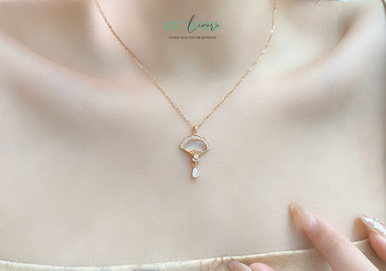 Dây chuyền ngọc bích nữ không chỉ là món trang sức – đó là vật phẩm mang linh khí, vượng tài và thanh tâm. Trong văn hoá Á Đông, ngọc bích là biểu tượng của trí tuệ, bình an và may mắn. Kết hợp cùng hình tượng quạt giấy – biểu trưng của dịu dàng, đức hạnh và sự thư thái – Senselle không đơn thuần là một món phụ kiện, mà là tuyên ngôn lặng lẽ về khí chất của người phụ nữ hiện đại: sâu lắng nhưng không lu mờ, nền nã nhưng đầy nội lực.ư