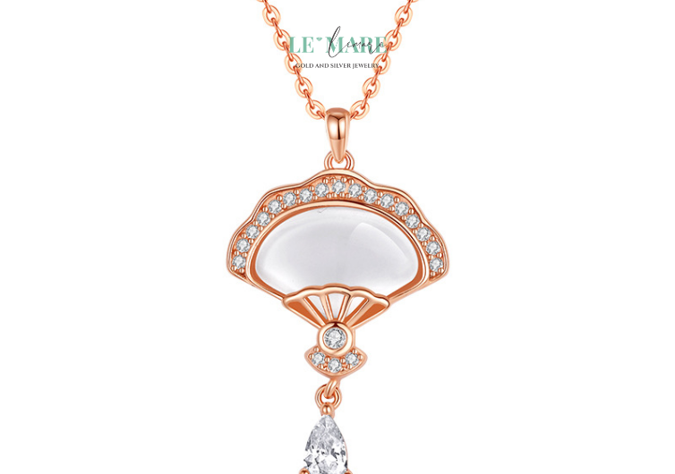 🎁 Quà tặng mẹ – người phụ nữ như chiếc quạt dịu mát giữa ngày nắng, luôn lặng thầm che chở.🎁 Quà tặng vợ – tri kỷ của cuộc đời, người duyên dáng mà bền bỉ như cánh quạt ngọc. 🎁 Quà tặng bạn gái, người yêu – lời nhắn rằng: em là nét đẹp hiếm có, nhẹ nhàng mà sâu sắc. 🎁 Quà tặng cao cấp – dành cho chính bạn, như một minh chứng rằng bản thân xứng đáng được nâng niu bằng những điều đẹp nhất.