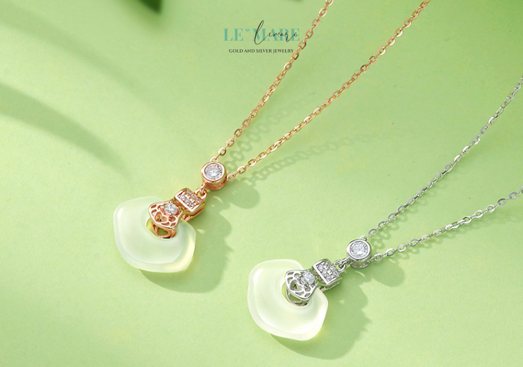 Giữa muôn vàn dáng hình của trang sức, có những thiết kế không chỉ để đeo – mà để cảm. Vân Minh là một mẫu dây chuyền ngọc bích nữ như thế: không phô trương, không rực rỡ, nhưng mang trong mình vẻ đẹp của ánh sáng ẩn hiện sau tầng mây – dịu dàng, sâu sắc và đầy cuốn hút.