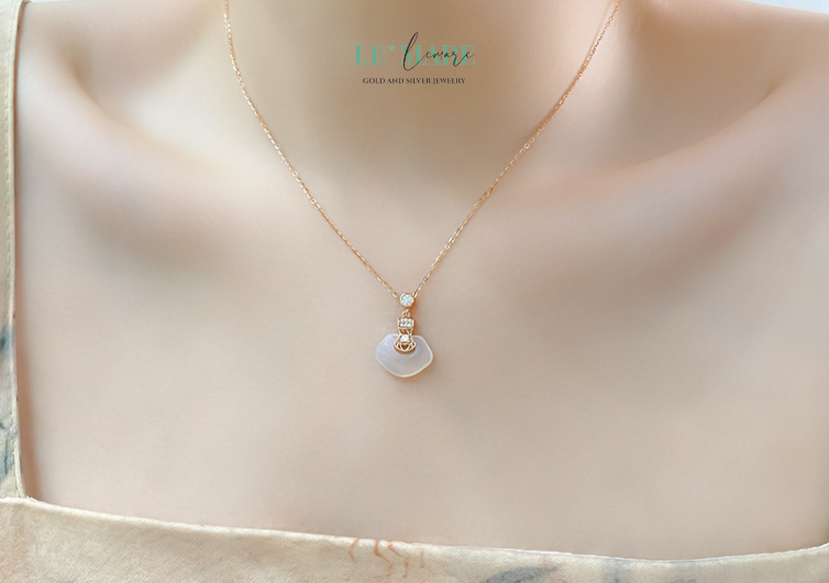 🌿 Là quà tặng mẹ – người phụ nữ cả đời như tầng mây bao la, dịu dàng nhưng che chở.🌿 Là quà tặng vợ – người âm thầm nâng đỡ hạnh phúc như ánh sáng sau mây, không cần rực rỡ, chỉ cần đủ ấm.

🌿 Là quà tặng bạn gái, người yêu – như một cách dịu dàng nói: “Em là ánh sáng lặng thầm nhưng không bao giờ tắt trong đời anh.”

🌿 Là quà tặng cao cấp cho chính mình – để mỗi ngày đều được nhắc rằng mình xứng đáng với sự thanh cao, trí tuệ và đủ đầy.