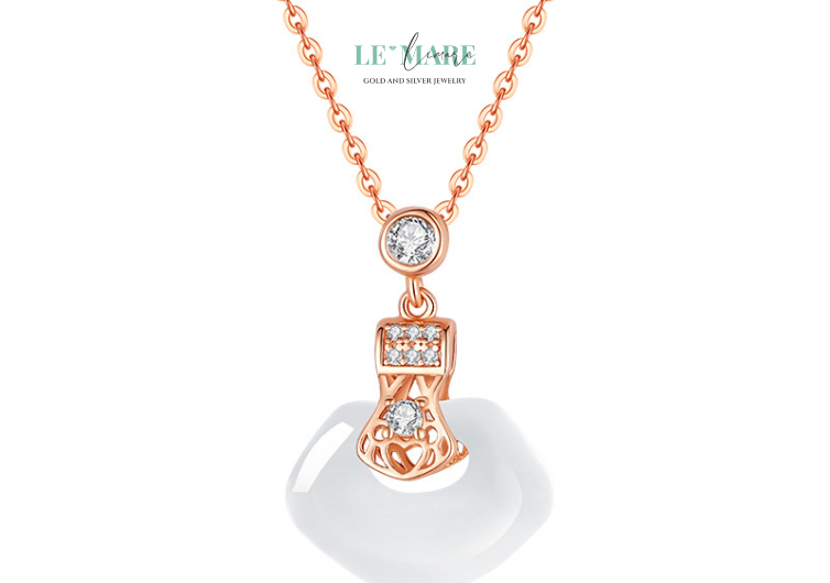 Khi ánh sáng chiếu lên mặt ngọc, ta thấy được một màu xanh trầm lắng nhưng có chiều sâu – như ánh mắt của người phụ nữ từng trải, hiểu đời, hiểu mình, không cần chứng minh điều gì mà vẫn khiến người khác phải ngoảnh nhìn.