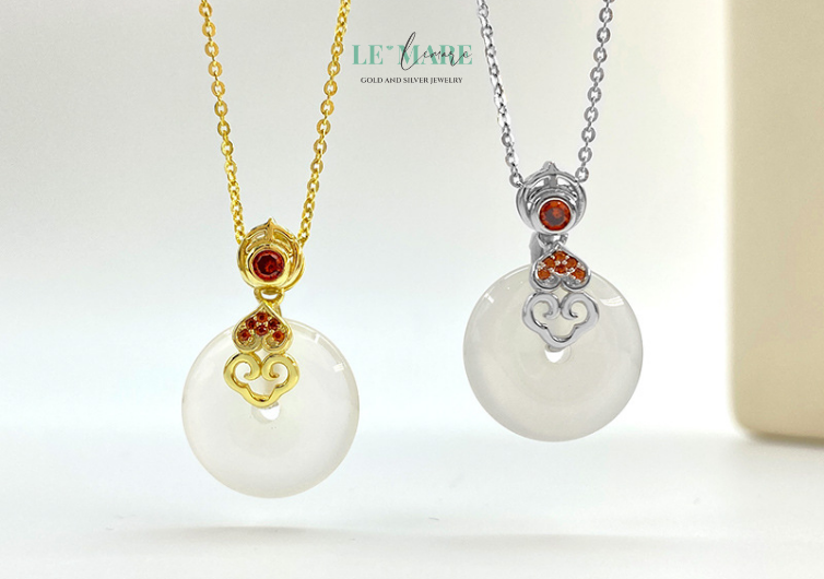 Có những vẻ đẹp không cần lời giải thích. Chỉ một ánh nhìn, một chuyển động nhẹ nhàng trên làn da cũng đủ để gợi lên cảm giác ngưỡng mộ, trân trọng. Đó là vẻ đẹp của Ngọc Dung – mẫu dây chuyền ngọc bích nữ được chế tác dành riêng cho những người phụ nữ mang khí chất thanh cao, sang trọng và đầy bản lĩnh.