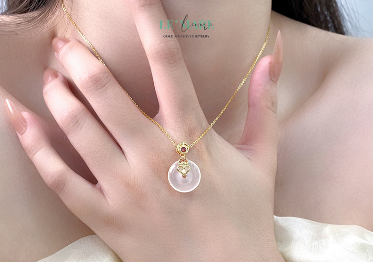 Là món quà tặng mẹ – gửi gắm lòng biết ơn và tôn kính sâu sắc.Là quà tặng vợ – người luôn bên bạn qua năm tháng, xứng đáng với mọi điều đẹp đẽ nhất. Là quà tặng bạn gái, quà tặng người yêu – thay lời yêu chân thành, gắn bó dài lâu. Và cũng là một quà tặng cao cấp, dành cho những dịp quan trọng – khi lời nói là chưa đủ để bày tỏ trọn vẹn cảm xúc.