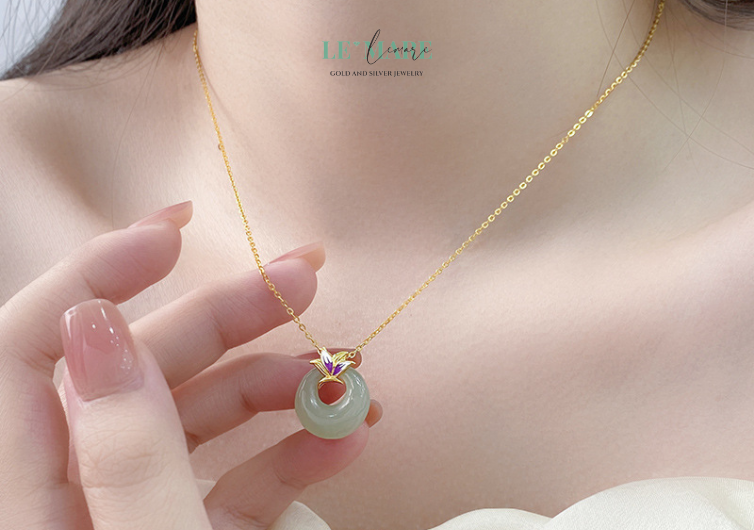 Quà tặng mẹ – người phụ nữ đã dành cả thanh xuân để gìn giữ sự bình yên cho bạn.Quà tặng vợ – như một lời tri ân vì đã cùng bạn đi qua bao sóng gió. Quà tặng bạn gái, người yêu – thay lời hẹn ước về một tình yêu nhẹ nhàng mà bền vững. Một sợi dây chuyền – nhưng mang trọn tâm ý. Một viên ngọc – nhưng là kết tinh của sự tôn trọng, thấu hiểu và tin yêu.