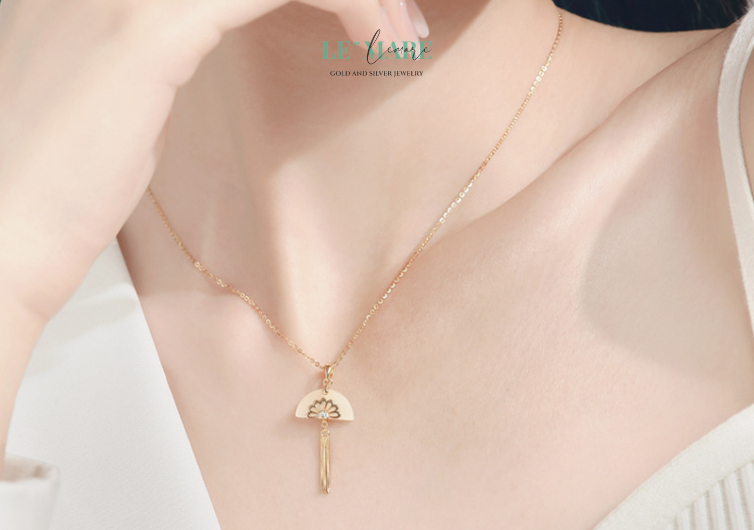 Dây Chuyền Ngọc Bích Bán Nguyệt – Khi Ánh Trăng Rót Vàng Lên Cánh Hoa Dây chuyền ngọc bích bán nguyệt không dành để phô bày. Nó dành cho người biết cảm nhận