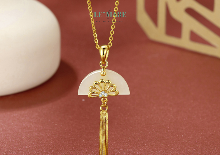 Mặt dây chuyền với hình chiếc quạt sen thanh thoát gợi nhớ đến sự yên bình của một đêm trăng rằm. Được chế tác từ bạc S925, màu bạc nguyên bản hoặc bạc xi vàng sang trọng, dây chuyền bạc nữ này khéo léo kết hợp giữa cổ điển và hiện đại, phù hợp với mọi phong cách từ giản dị đến quý phái. Đây là món trang sức lý tưởng để bạn tỏa sáng với phong thái riêng biệt và sâu lắng.