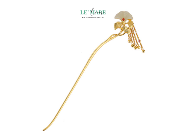 Trâm Cài Tóc Trầm Diệp – Thanh sắc ngọc bích, lay động mùa hoa nở BNTC02 Giống như một áng thơ dịu nhẹ gài lên mái tóc, Trầm Diệp không chỉ đẹp ở hình dáng mà còn ở cảm xúc mà nó mang lại. Từng chi tiết nhỏ đều được những nghệ nhân lành nghề chăm chút, nâng niu, như thể thổi hồn vào từng chiếc trâm. Vì thế, Trầm Diệp không đơn thuần là một trâm cài tóc, mà là một kỷ vật – lưu giữ thanh xuân, gửi gắm yêu thương và nâng niu từng khoảnh khắc đáng nhớ.