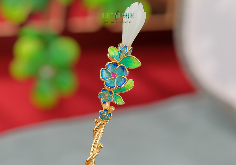 Trâm Cài Ngọc Bích – Dấu Ấn Thanh Xuân Một chiếc trâm với viên ngọc bích tròn đầy, đặt trên nền bạc chạm khắc hoa cỏ, mây trời… là sự tái hiện của vẻ đẹp cổ điển, nhưng rất hiện đại.