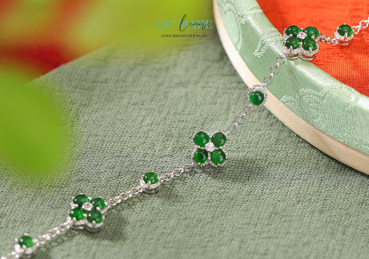 Lắc Tay Bạc Nữ Ngọc Bích Cỏ Bốn Lá May Mắn – Duyên Dáng và Bình An BNVT06 Mỗi chiếc lá tượng trưng cho một điều tốt lành: niềm tin – hy vọng – tình yêu – may mắn. Khi kết hợp cùng ngọc bích thiên nhiên – loại đá quý mang năng lượng bình an và trường thọ, chiếc lắc tay trở thành vật phẩm phong thuỷ nâng đỡ tinh thần cho người đeo.