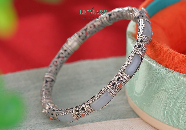“Lục Sương” không phải là một món trang sức thông thường. Đây là biểu tượng của vẻ đẹp thuần khiết, nhẹ nhàng và đầy nội lực. Thiết kế lắc tay tối giản, thanh thoát nhưng lại ẩn chứa chiều sâu, nơi những viên ngọc bích xanh lục xen kẽ trên nền bạc cao cấp tạo nên một bản giao hưởng thị giác dịu mát như sương sớm, như làn nước trong trẻo đầu ngày.Mỗi viên ngọc bích không chỉ mang ý nghĩa phong thủy – thu hút bình an, tài lộc và sự thư thái – mà còn gợi cảm giác an yên, tĩnh lặng, rất riêng biệt cho người đeo. Dưới ánh sáng, ngọc bích như thở nhẹ một hơi gió xuân, phảng phất thần thái vừa thanh nhã, vừa quyền quý.