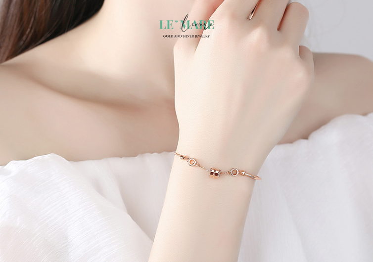 Một chiếc vòng tay không chỉ là món trang sức – nó là một lời nhắn gửi. Khóa Tâm Giao có thể là quà tặng mẹ – người phụ nữ đã âm thầm "khóa" trong tim biết bao hy sinh. Là quà tặng vợ – người bạn đồng hành gìn giữ hạnh phúc gia đình. Là quà tặng bạn gái, người yêu – như một cam kết nhẹ nhàng nhưng đầy chân thành.Với phái đẹp trưởng thành, yêu thích nét thanh lịch và ý nghĩa – Khóa Tâm Giao cũng là quà tặng quý bà xứng tầm. Tối giản nhưng không đơn điệu, trang nhã nhưng vẫn nổi bật – đây là mẫu vòng tay cao cấp có thể song hành từ cuộc sống thường ngày đến các buổi tiệc trang trọng.