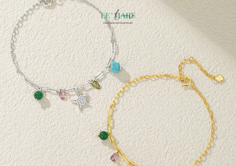Vòng tay bạc nữ Aurelia – Dấu Ấn Sao Biển Trong Chiếc Vòng Tay Bạc Nữ Mê Hoặc BNVT22 Sao biển – loài sinh vật của biển khơi, không biết nói, cũng chẳng biết bay, nhưng từng chuyển động mềm mại của nó trên cát trắng lại như thì thầm những bí mật cổ xưa về tình yêu và sự sống. Tên gọi Aurelia bắt nguồn từ tiếng Latinh, mang nghĩa “vàng ròng” hay “ánh sáng rực rỡ”, là tên của một loài sao biển quý hiếm – như chính người phụ nữ mang trên tay chiếc lắc này: độc đáo, sang trọng và không thể thay thế.Chiếc vòng tay bạc nữ Aurelia không chỉ là một món trang sức – nó là một lời thầm thì. Một bản tình ca biển khơi ngân nga trên cổ tay, như thể cả đại dương đang thì thầm bên tai người đeo rằng: “Em là duy nhất”.