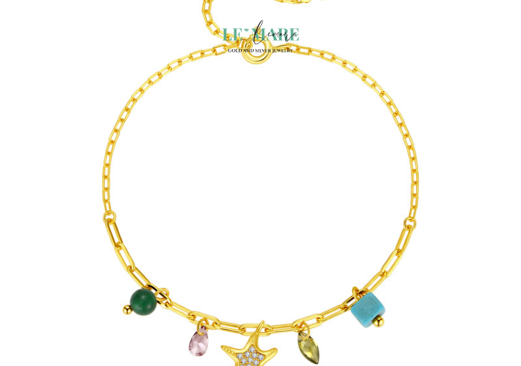 Vòng tay bạc nữ Aurelia – Dấu Ấn Sao Biển Trong Chiếc Vòng Tay Bạc Nữ Mê Hoặc BNVT22 Giữa muôn vàn vòng tay, lắc tay tràn lan trên thị trường, vòng tay nữ Aurelia vẫn giữ riêng cho mình một ngôn ngữ – ngôn ngữ của tự nhiên, của đại dương, của tình yêu. Khi bạn đeo Aurelia, bạn không chỉ mang một món trang sức – bạn mang theo một phần của biển cả, một phần của ánh sáng, và một phần câu chuyện của chính mình.Aurelia không cần rực rỡ để được nhớ đến – vì bản chất của vẻ đẹp là lặng lẽ mà chạm sâu.