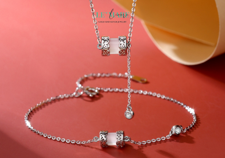 Vĩnh Thời – Vòng tay ngọc bích nữ nâng niu khoảnh khắc vĩnh hằng BNVT23 Lấy cảm hứng từ hình ảnh đồng hồ cát – nơi từng hạt bụi thời gian rơi xuống lặng lẽ nhưng có chủ đích – "Vĩnh Thời" là chiếc vòng tay ngọc bích nữ mang triết lý sống sâu sắc: mỗi khoảnh khắc, dù mong manh, đều xứng đáng được nâng niu.Trên chiếc lắc tay bạc là điểm nhấn từ viên ngọc bích tự nhiên – thứ ngọc quý gắn liền với sự trường tồn, bình an và sắc đẹp vĩnh cửu. Màu xanh dịu của ngọc không chỉ tôn lên vẻ thanh lịch cho cổ tay, mà còn gợi nhắc về sự sống – tĩnh lặng, sâu lắng nhưng đầy sức mạnh.